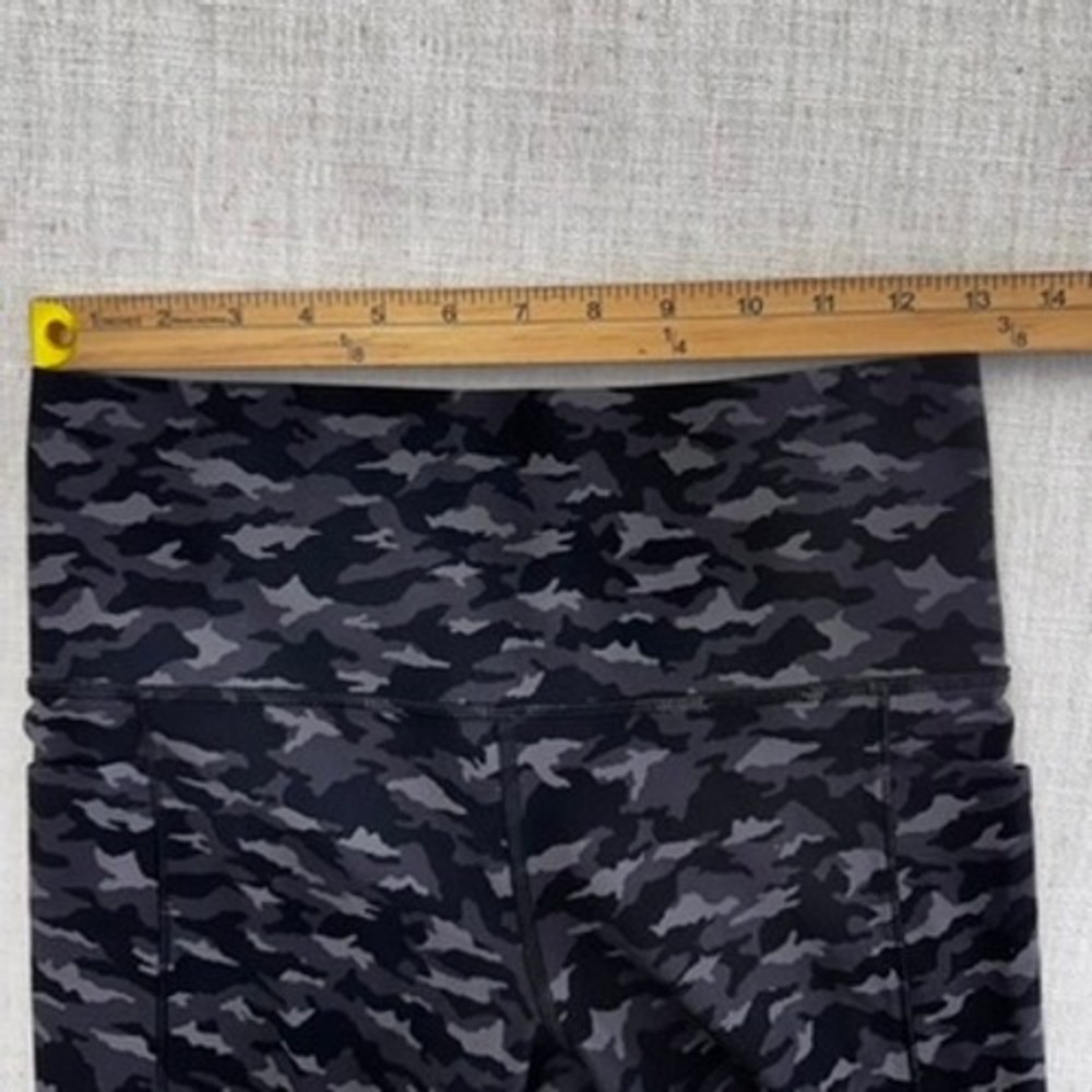 Athleta Salutation Stash Pocket II‎ Printed 7/8 Tight Camo Leggings Grey Black M - Picture 7 of 15
